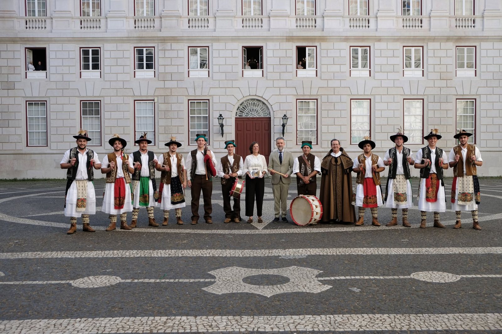 Las Danzas Rituales de los Pauliteiros entran en el Inventario Nacional del Patrimonio Cultural Inmaterial; el grupo asiste a la ceremonia en el Palacio da Ajuda. Socio n.º 6700 de la Fundación INATEL.