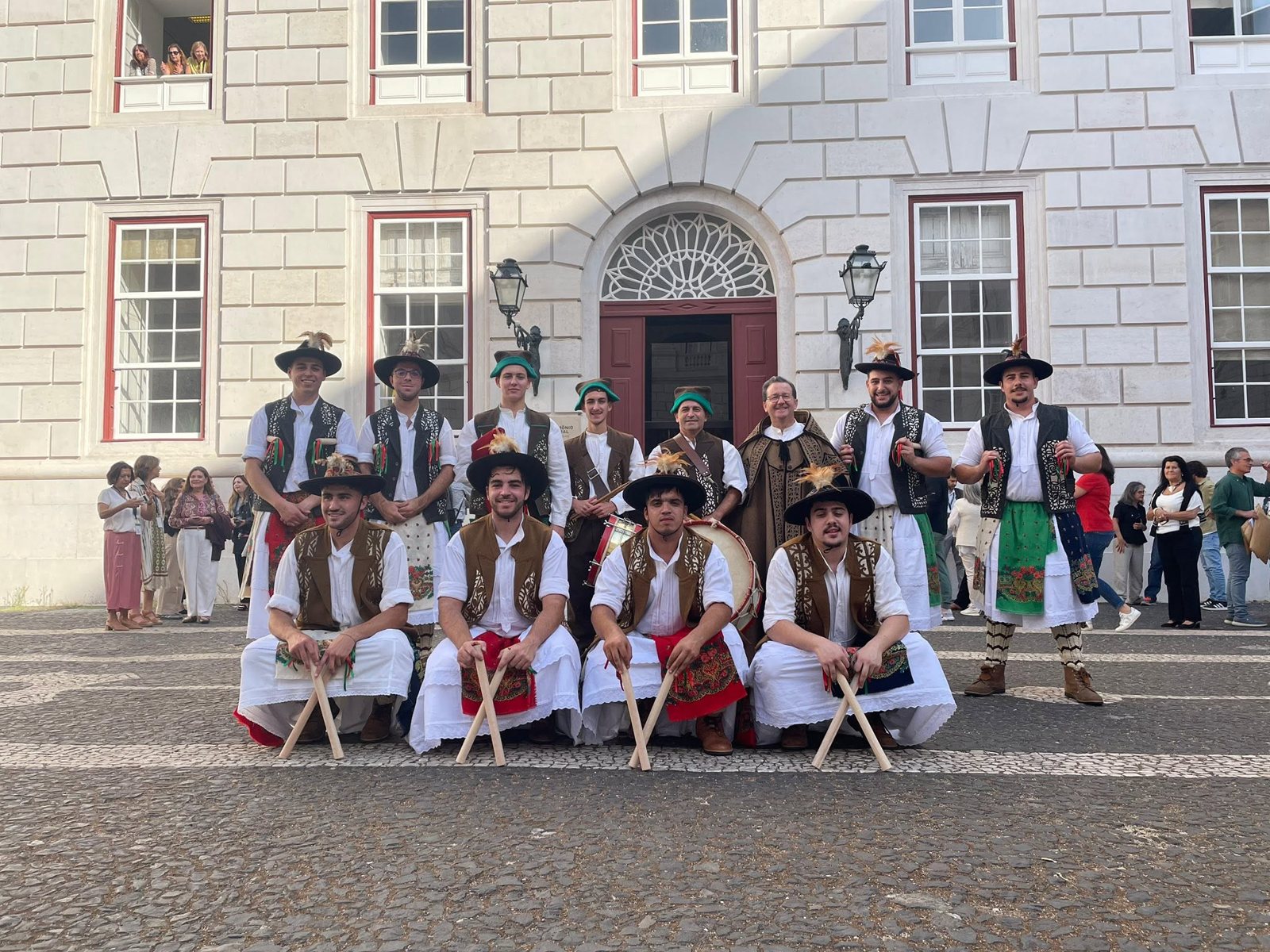 Las Danzas Rituales de los Pauliteiros entran en el Inventario Nacional del Patrimonio Cultural Inmaterial; el grupo asiste a la ceremonia en el Palacio da Ajuda. Socio n.º 6700 de la Fundación INATEL.