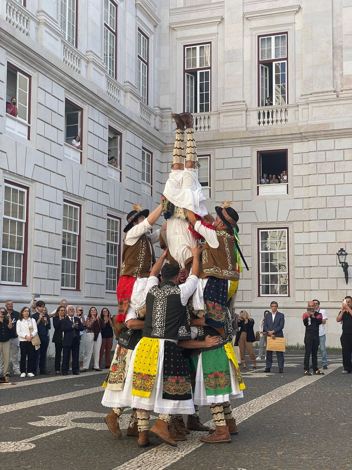 Os grupos de Pauliteiros reunidos no Palácio Nacional da Ajuda, em Lisboa.